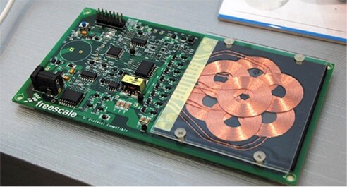 Multiple overlapping coils provide a wider charging area while still retaining the efficiency advantages of tight coupling. (Image courtesy of the Wireless Power Consortium) Multiple overlapping coils provide a wider charging area while still retaining the efficiency advantages of tight coupling. (Image courtesy of the Wireless Power Consortium)
