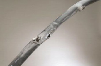 热缩管可用于修复损坏的电线和电缆 Image of damaged wires and cables