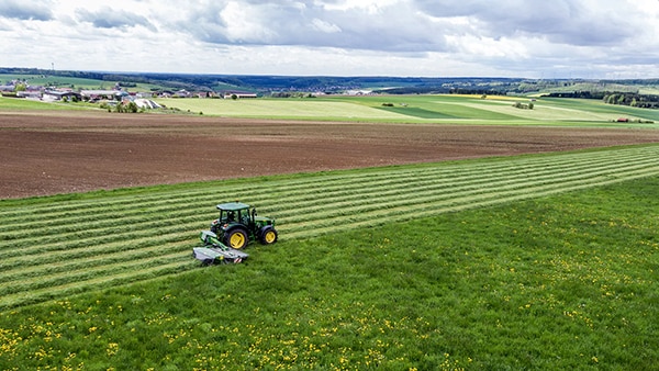Traditional farming treats whole fields as uniform Image illustrant comment l'agriculture traditionnelle traite des champs entiers de manière uniforme