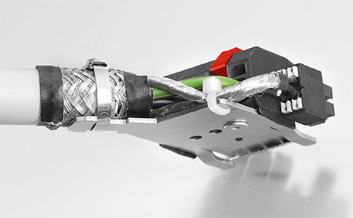 Low-impedance shielding connection between a single cable and a plug-in hybrid connector Image d'une connexion de blindage à faible impédance entre un câble unique et un connecteur enfichable hybride