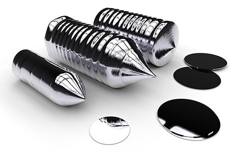 Several crystal silicon ingots and the disks that can be sliced from them รูปภาพของแท่งคริสตัลซิลิกอนหลายแท่งและดิสก์ที่สามารถหั่นเป็นชิ้นๆ ได้