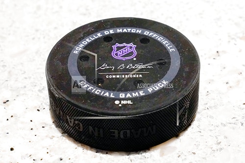 Sensors embedded in NHL pucks Image de capteurs embarqués dans les palets NHL