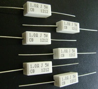 Stackpole Electronics' CB Series Ceramic-Housed Flameproof Wirewound Resistors Image des résistances bobinées ignifugées en logement céramique série CB de Stackpole Electronics