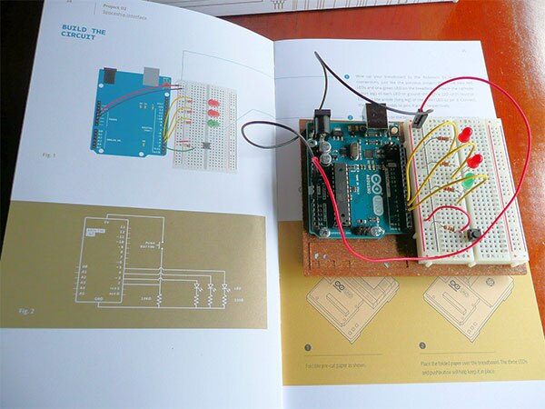 《Arduino 專案書》中的佈線說明圖片 (按此放大)