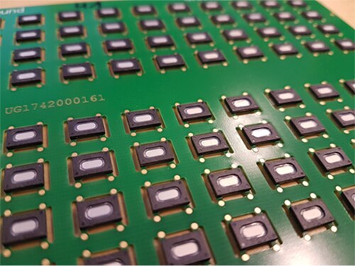 基于 MEMS 的扬声器建构在 PCB 基底上图片