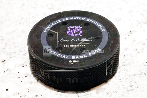 嵌入 NHL 冰球中的传感器的图