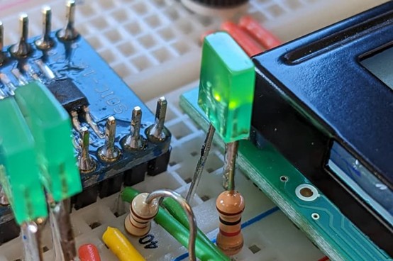 图7 微控制器面包板电路中放置探测