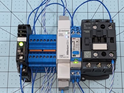 图 1 :图片显示夹在 Millenium Slim PLC 和三相接触器之间的插入继电器